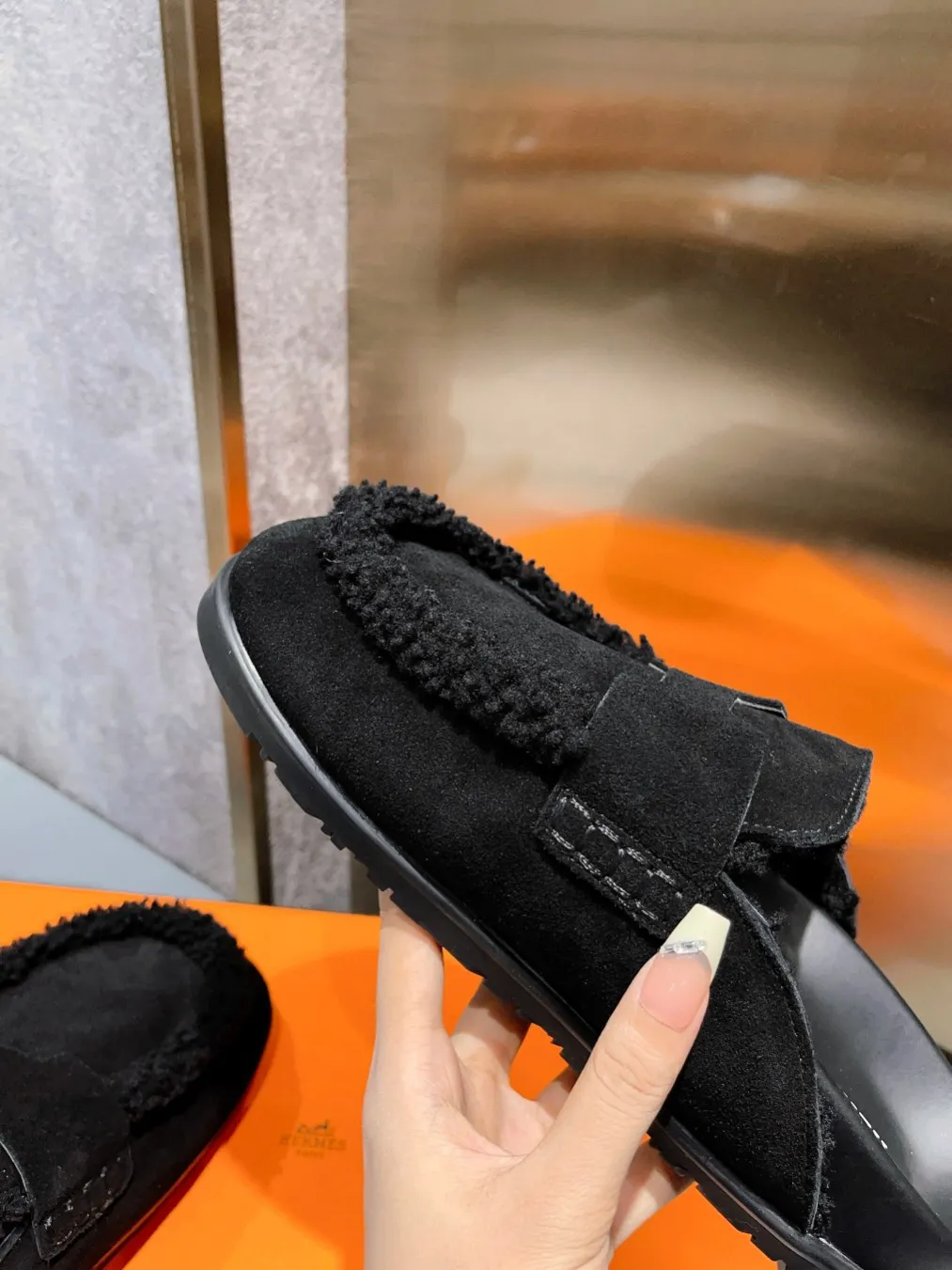 [H Family Hermès] P: 520💰 Size: Male 39-44 (45 customized) Female 35-40 (41 customized) HERMES Hermès top luxury version HERMES Hermès cute half-drag.  Jindian’s family language design! It looks good no matter how you match it! Casual and high-end feeling. The comfort is also great. Paired with various colorful socks, it gives a trendy and high-end feeling. The top version of real wool is high quality. ●Upper: imported cow suede. ●Inner: imported sheepskin. ●Foot pads: imported mixed sheepskin.
